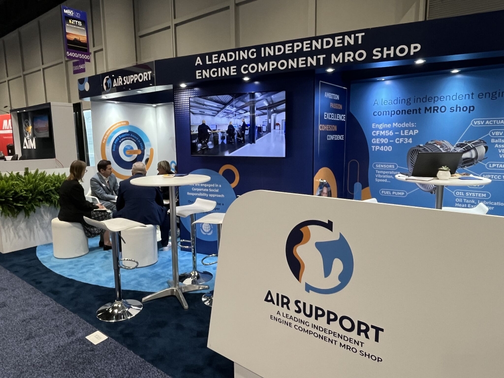 Vue d'ensemble du stand d'Air Support au salon MRO Americas, aménagé pour l'accueil des clients et la présentation des services de maintenance de moteurs aéronautiques.