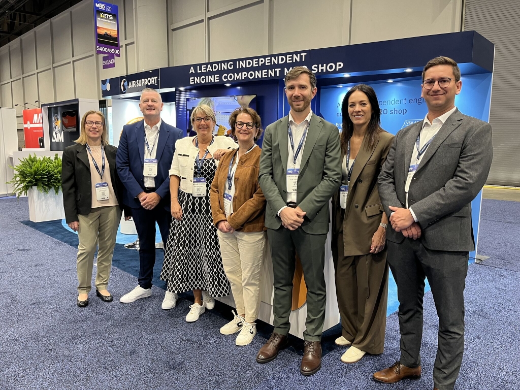 L'équipe Air Support réunie devant son stand officiel au salon aéronautique MRO Americas 2026 à Orlando.