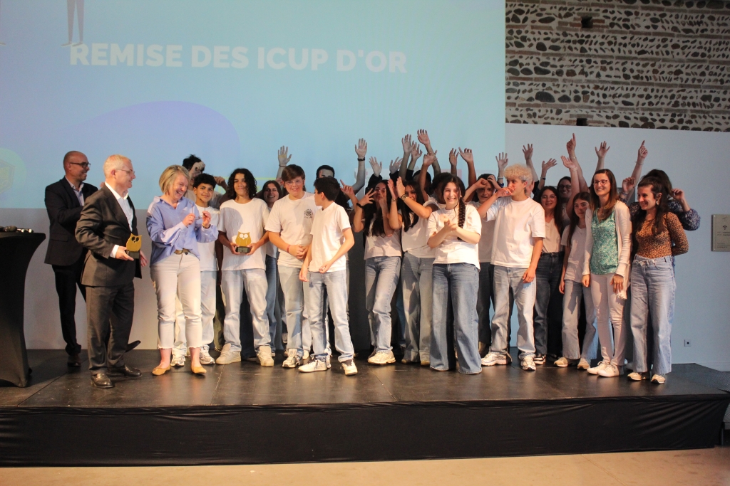 Toute l'équipe du Collège Galilée célèbre sa victoire sur scène lors de la cérémonie de remise des prix de la 